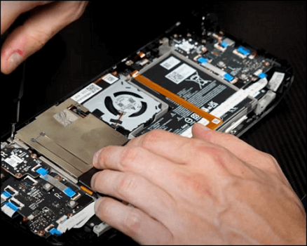 배터리를 다시 연결하고 나사로 다시 조이세요