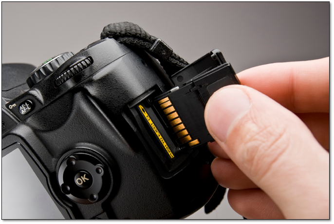 카메라에서 SD 카드를 꺼내세요.